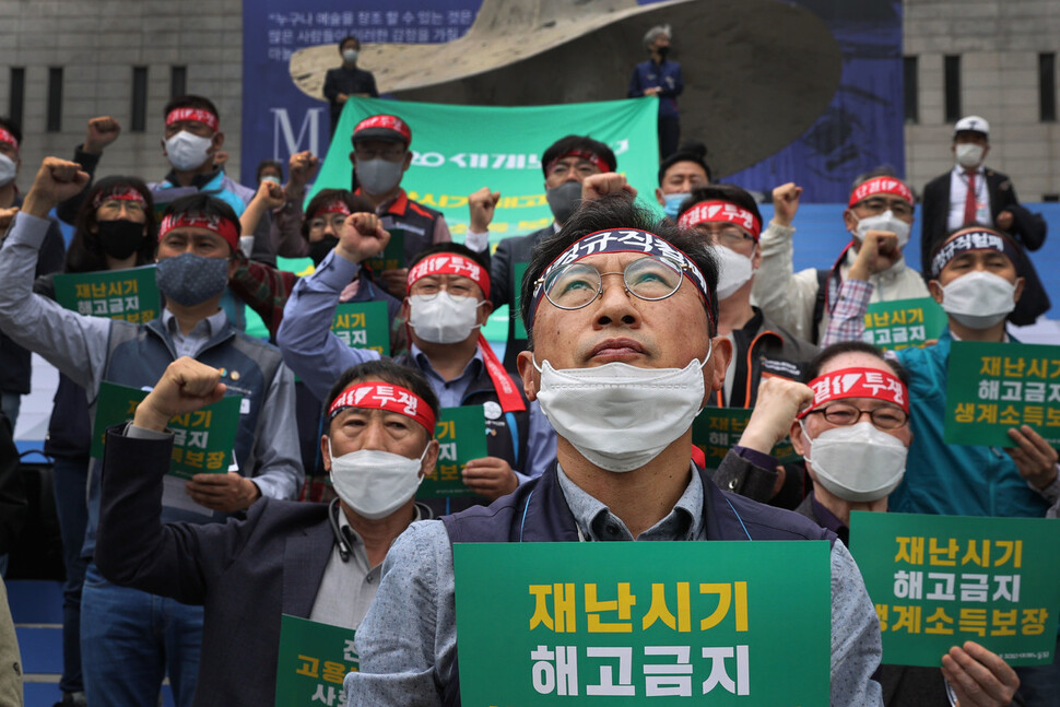 김명환 전국민주노동조합총연맹 위원장(맨앞)이 1일 오전 서울 종로구 세종문화회관 앞 계단에서 연 `노동절 기념대회 기자회견'에서 이천 화재 희생자들을 추모하는 발언을 마친 뒤 하늘을 올려다보고 있다. 이정아 기자