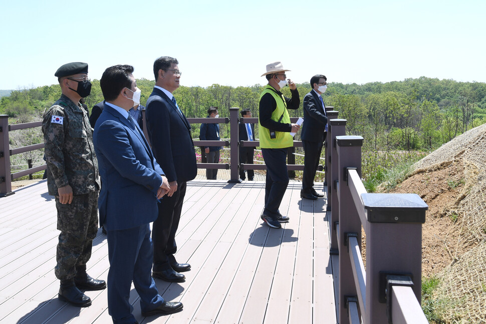 김연철 통일부 장관이 6일 ‘비무장지대(DMZ) 평화의 길’ 파주 구간의 철거 지피(GP·일반전초)를 방문해 주변을 살펴보고 있다. 통일부 제공