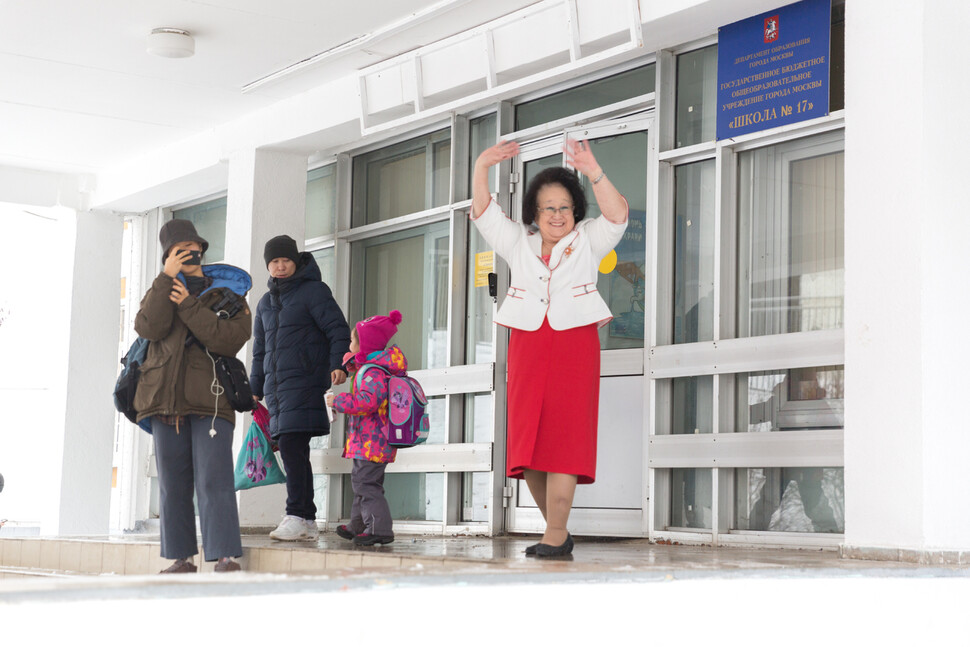 ▲ 길벗들에게 손 흔들어주시는 1086 한민족학교 엄 넬리 전 교장선생님