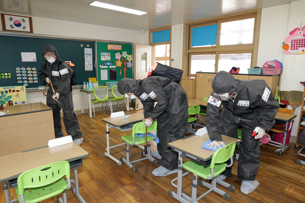 각급 학교 등교수업을 앞두고 학교시설 방역에 나선 육군 8군단 예하 102기갑여단 장병들이 지난 8일 속초 조양초등학교에서 방역작업을 하고 있다. 속초/연합뉴스