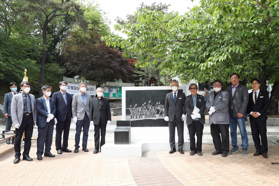 이날 제막식에는 오월걸상위원회 공동대표인 김희중 대주교, 홍세화 장발장은행 대표와 이재명 경기지사, 오월걸상을 제작한 홍성담 화백, 김양래 5.18 재단 상임이사 등이 참석했다.