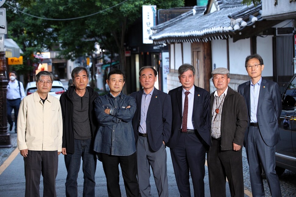 광주 5·18 민중항쟁 정신을 시로 이어가겠다는 취지로 결성돼 1981년에 제1집을 냈던 ‘5월시’ 동인들이 동인집 제7권 출간을 기념해 19일 저녁 서울 인사동에서 모였다. 먠 오른쪽부터 고광헌, 강형철, 김진경, 나종영, 나해철, 박몽구, 최두석 시인. 동인 곽재구, 윤재철, 이영진 시인은 개인 사정으로 참석하지 못했다. 김봉규 선임기자 bong9@hani.co.kr