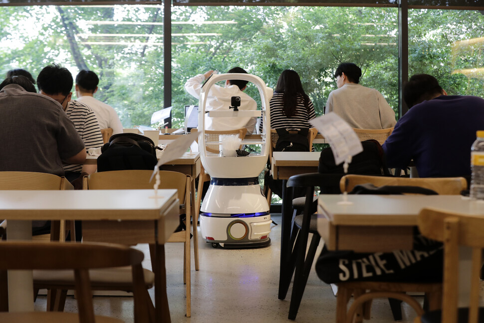 지난 20일 서빙 로봇 ‘토랑’이 배달을 마친 뒤 충전기가 있는 장소로 이동을 하고 있다.