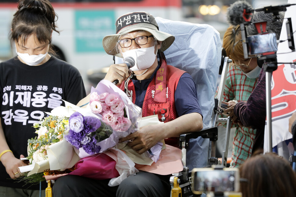 삼성항공에서 노조를 만들려다 해고돼 복직을 요구하며 서울 서초동 삼성사옥 앞 교통 폐회로텔레비전(CCTV) 철탑 위에서 355일 동안 고공노성을 이어 온 김용희씨가 29일 오후 삼성과 합의문을 작성한 뒤 지상에 내려와 기자회견을 하고 있다. 김명진 기자 littleprince@hani.co.kr