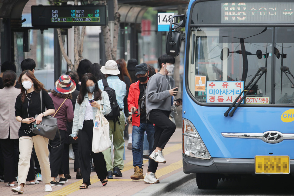 서울에 한 버스정류장에서 마스크를 착용한 시민들이 버스를 이용하고 있다. 연합뉴스