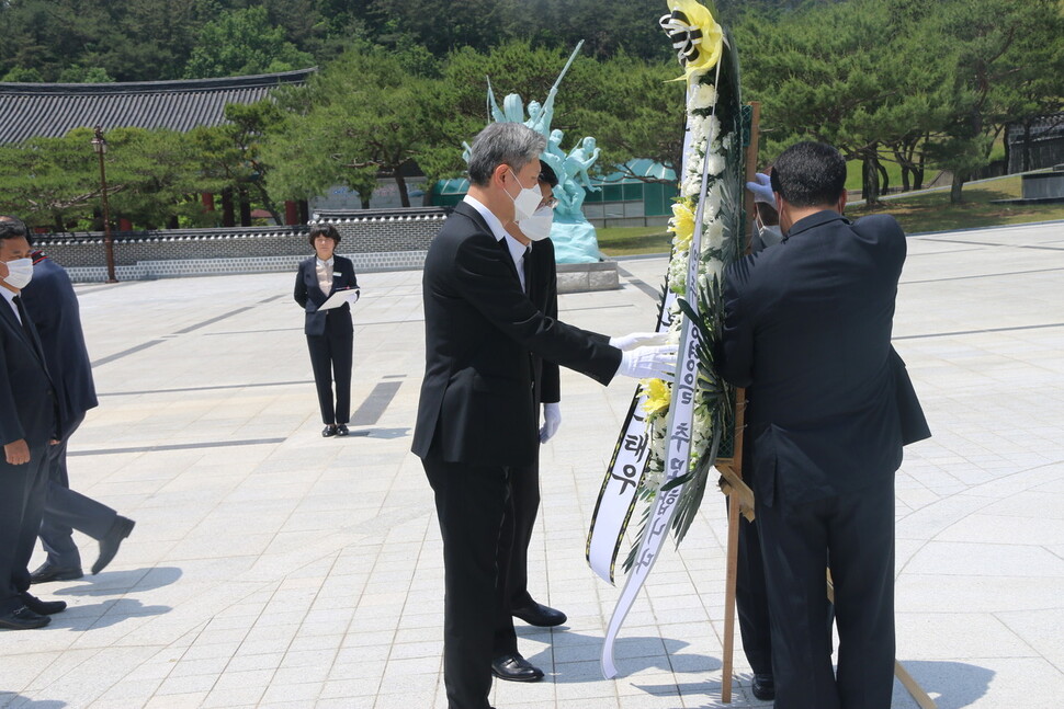 지난달 29일 노태우씨의 아들 재헌씨가 광주광역시 북구 국립5·18민주묘지를 방문해 노씨 명의의 추모조화을 헌화하고 있다.&lt;한겨레&gt;자료사진