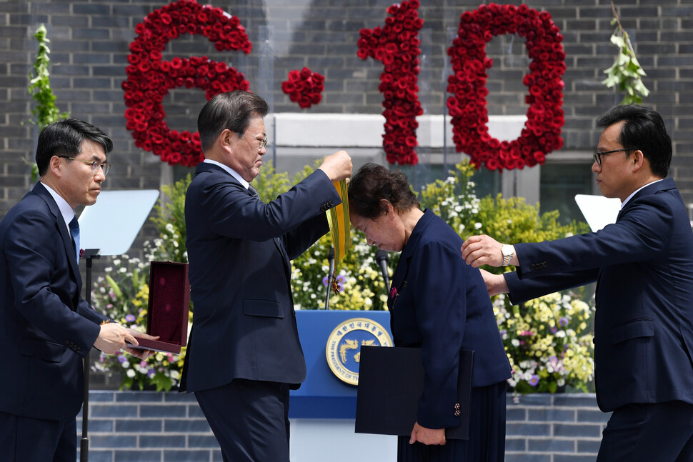 문재인 대통령이 10일 오전 서울 용산 남영동 인권기념관에서 열린 제33주년 6.10민주항쟁 기념식에서 이한열 열사의 어머니 배은심씨에게 국민훈장모란장을 수여하고 있다. 청와대사진기자단