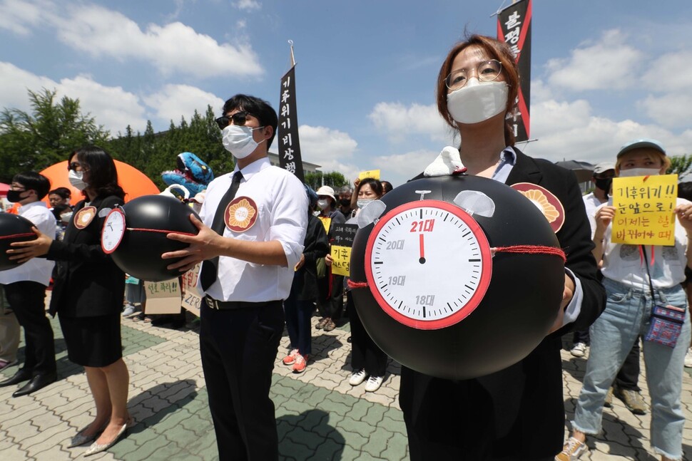 기후위기 비상행동 회원들이 11일 오전 서울 여의도 국회 앞에서 기후위기 대책 마련을 촉구하며 시한폭탄 모형을 들고 있다. 박종식 기자 anaki@hani.co.kr