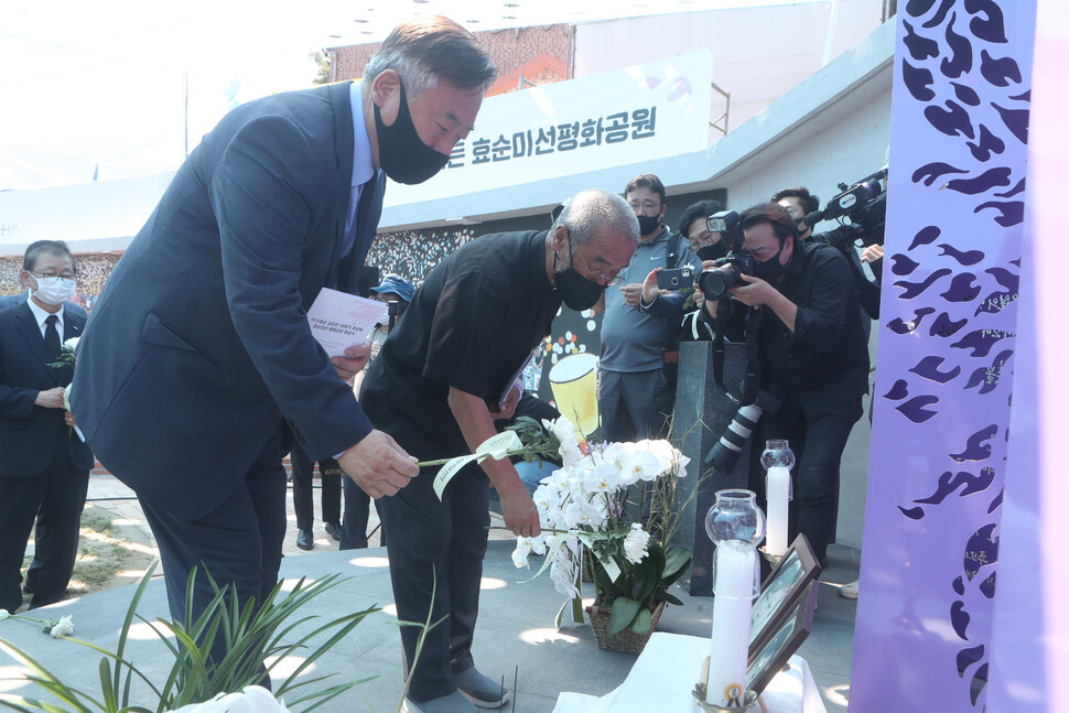 13일 경기도 양주시 광적면 효촌리에서 열린 효순미선 평화공원 완공식 및 18주기 추모제에서 이재강 경기도 평화부지사(왼쪽)와 문규현 평화와 통일을 여는 사람들 상임대표가 헌화하고 있다. 연합뉴스