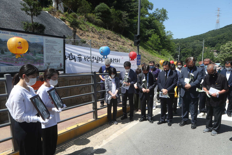13일 경기도 양주시 광적면 효촌리에서 열린 효순미선 평화공원 완공식 및 18주기 추모제에서 문규현 평화와 통일을 여는 사람들 상임대표(오른쪽)와 이재강 경기도 평화부지사(오른쪽에서 두번째) 등 참석 내빈들이 묵념하고 있다. 연합뉴스