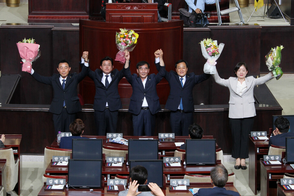 경기도의회 더불어민주당이 16일 후반기 도의회 의장단을 새로 선출했다. 왼쪽부터 진용복 부의장 후보, 박근철 신임 민주당 대표, 염종현 현 민주당 대표, 장현국 의장 후보, 문경희 부의장 후보.