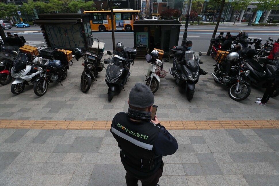 전국서비스산업노동조합연맹이 지난 3월31일 청와대 앞에서 기자회견을 열어 특수고용노동자에 대한 통일적인 코로나19 피해 대책 마련을 요구했다.(왼쪽) 코로나19 영향으로 일감이 줄어든 퀵서비스 노동자들이 4월27일 오후 서울 중구 장교빌딩 앞에서 콜을 기다리고 있다. 박종식 기자 anaki@hani.co.kr