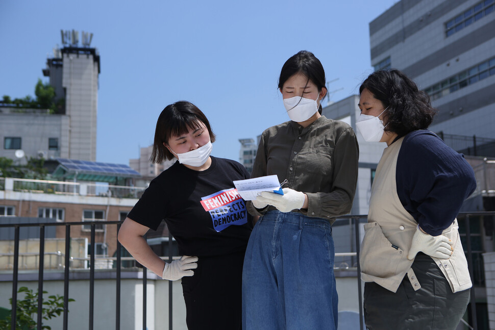 문하, 자베, 인다씨가 지난 15일 서울 마포구 신수동 여기공 사무실 옥상에서 대형 목재 플랜터를 제작하기 위해 설계도를 그리는 모습.