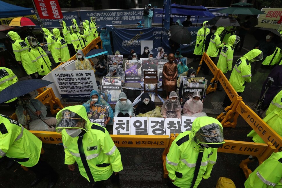 24일 오전 서울 종로구 옛 일본대사관 앞 소녀상에서 반아베반일청년학생공동행동 소속 학생들이 소녀상 철거를 요구하는 보수단체 회원들의 시위를 막기 위해 소녀상에 몸을 묶고 연좌시위를 벌이고 있다. 박종식 기자 anaki@hani.co.kr