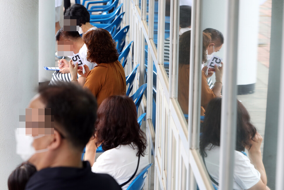 7일 오후 광주 광산구 신창동 행정복지센터에 마련된 코로나19 간이 선별진료소에서 시민이 진단검사 순서를 기다리고 있다. 보건당국은 신창동의 대형사우나 관계자 3명이 잇따라 코로나19 확진 판정을 받자 긴급 역학조사에 나섰다. 연합뉴스