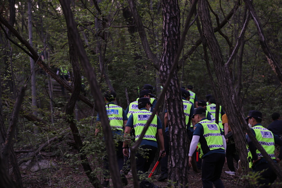 해가 저무는 가운데 9일 오후 서울 종로구 성북동 일대에서 경찰이 박원순 서울시장을 찾기 위해 수색작업을 벌이고 있다. 이종근 기자