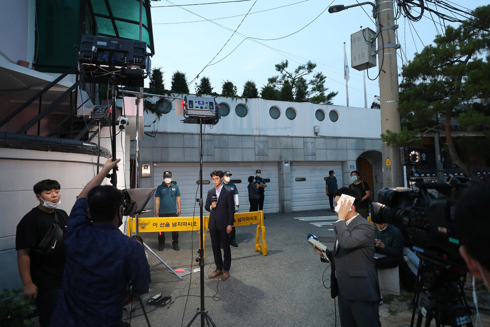 경찰에 박원순 서울시장이 실종됐다는 신고가 들어온 9일 오후 서울 종로구 가회동 서울시장 공관에 폴리스라인이 설치돼 있다. 박종식 기자 anaki@hani.co.kr