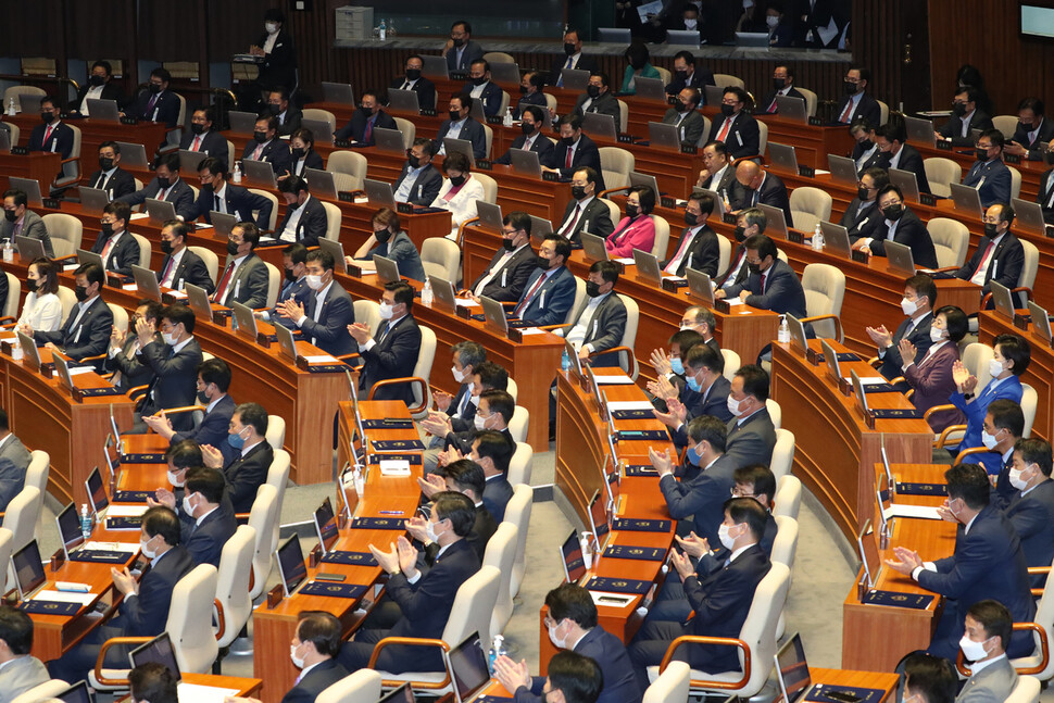 16일 국회 본회의장에서 검은색 마스크를 쓴 미래통합당 의원들이 문재인 대통령의 21대 국회 개원연설을 듣고 있다. 강창광 선임기자 chang@hani.co.kr