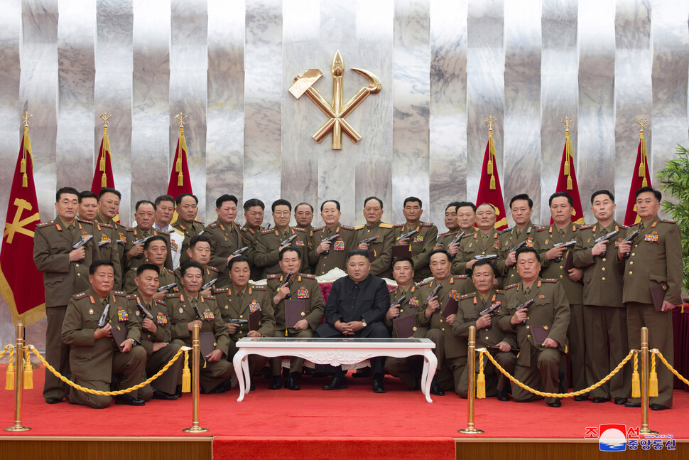 김정은 국무위원장이 26일 오후 조선노동당 중앙위원회 본부청사에서 “조국해방전쟁 승리“(정전협정 체결) 67돌을 기념해 박정천 인민군 총참모장 등 군 주요 지휘성원(지휘관)들에게 “백두산 기념 권총”을 선물했다고 <노동신문>과 <조선중앙통신>이 27일 보도했다. 조선중앙통신 연합뉴스