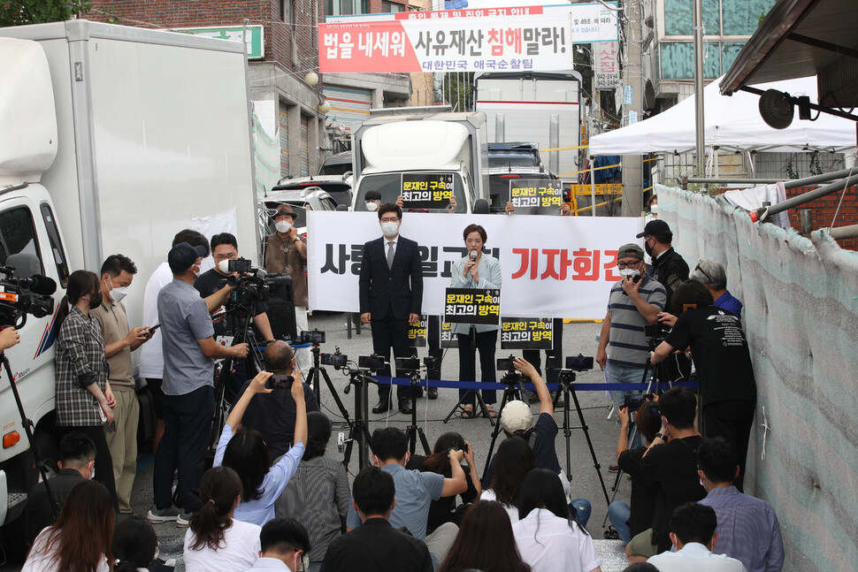 강연재 사랑제일교회 자문변호사가 17일 오전 서울 성북구 사랑제일교회로 들어가는 골목길에서 열린 서울시의 전광훈 목사 고발 관련 기자회견에서 전 목사의 자가격리 의무 위반 반박, 허위사실 유포 등을 주장하고 있다. 김봉규 선임기자 bong9@hani.co.kr