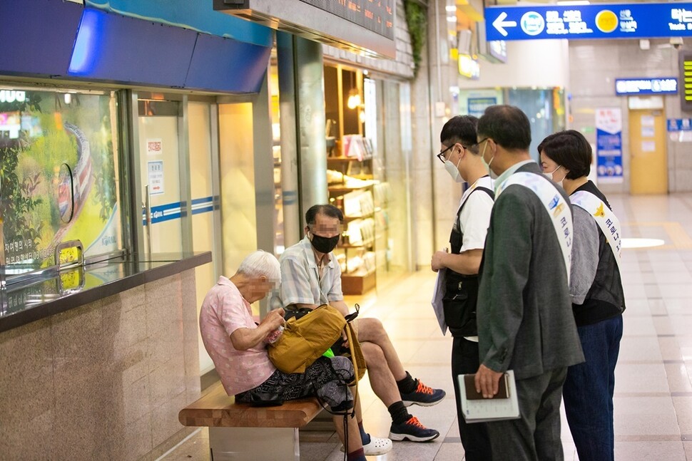 행정명령으로 마스크 착용을 의무화한 경기도가 24일부터 다중이용시설 등에 점검반원을 투입해 도민들을 상대로 마스크 착용을 계도하고 있다. 경기도 제공