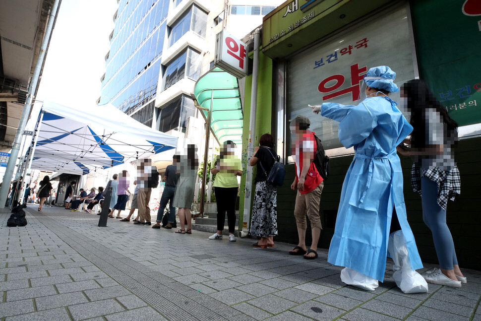 24일 오전 서울 성북구보건소에 마련된 코로나19 선별진료소에서 시민들이 검사를 받기 위해 줄을 서 있다. 연합뉴스