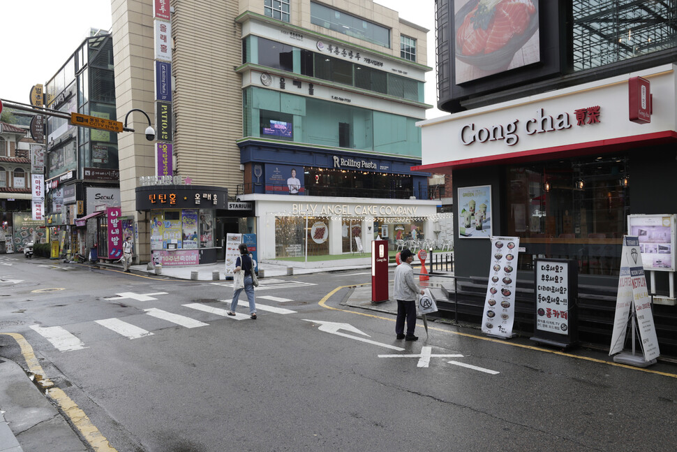 수도권에서 강화된 사회적 거리두기 2.5단계 실시 방안이 발표된 28일 오후 서울 종로구 혜화동 한 거리가 한산한 모습을 보이고 있다. 김혜윤 기자