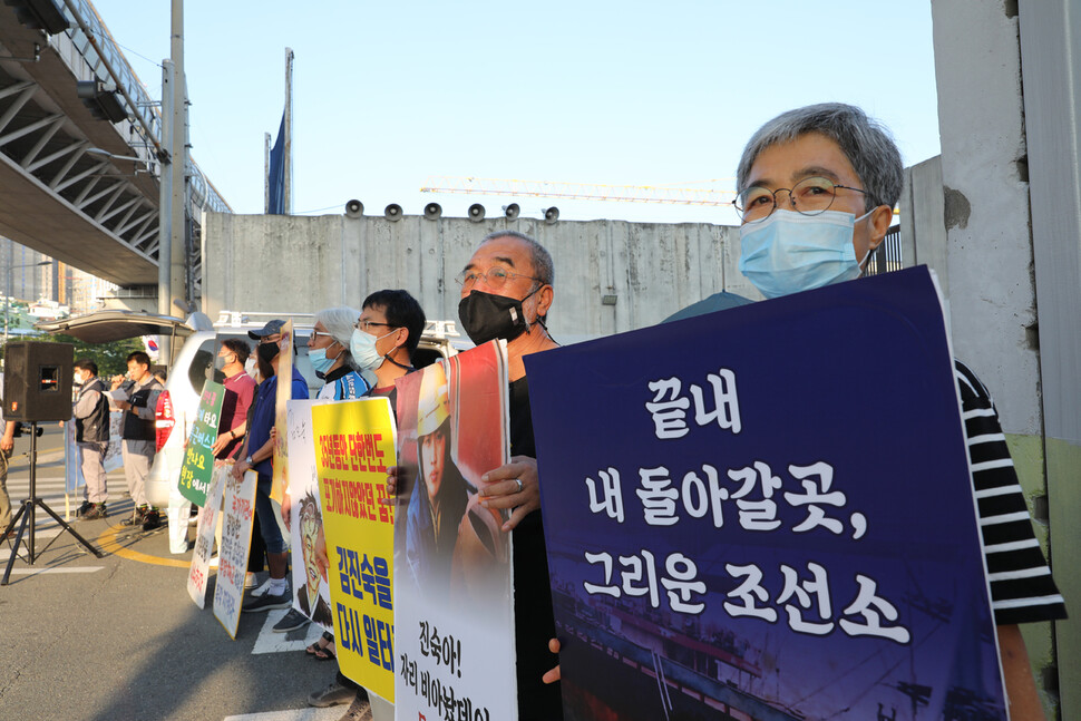 김진숙 민주노총 부산지역본부 지도위원이 지난 18일 아침 부산 한진중공업 영도조선소 정문 앞에서 복직을 위한 출근 선전전을 하고 있다. 부산/장철규 선임기자 chang21@hani.co.kr