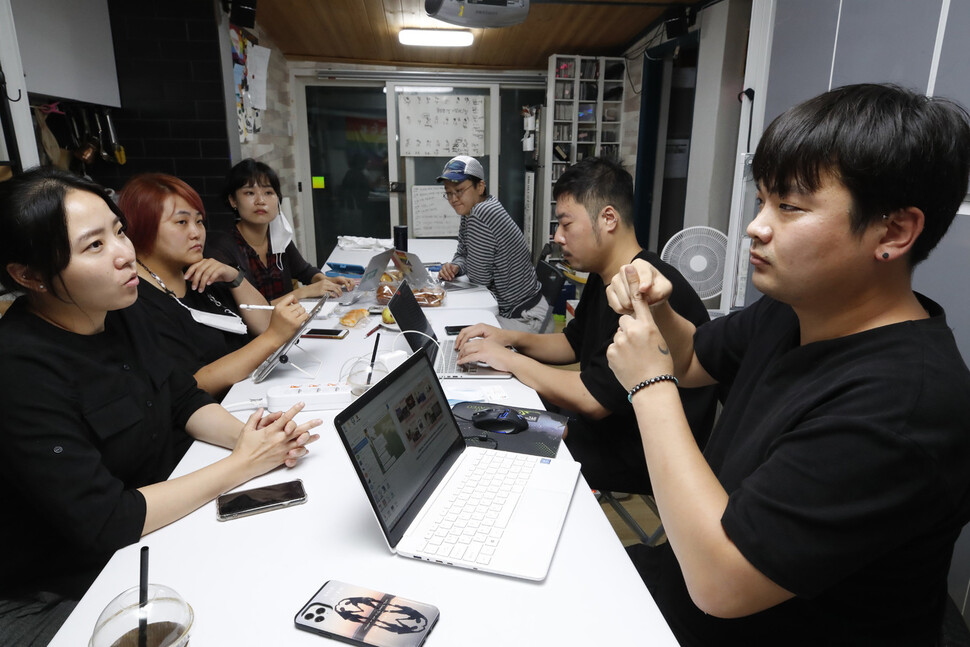 ‘한국농인엘지비티 설립준비위원회’ 활동가 지양(오른쪽부터)과 `보석이 지난 16일 오후 서울 서대문구 천연동 서울인권영화제 사무실에서 수어통역사들과 함께 인터뷰하하고 있다. 이정아 기자