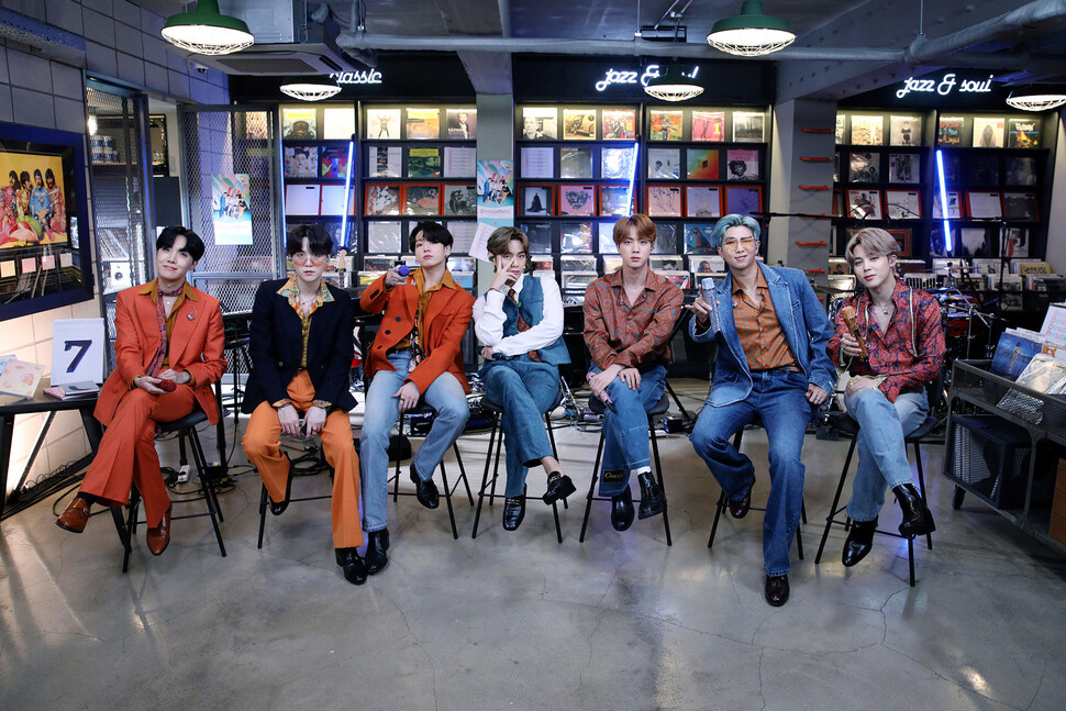 그룹 방탄소년단(BTS)이 미국 공영 라디오방송 NPR의 유명 음악 프로그램 ''타이니 데스크 콘서트''(Tiny Desk Concert)에 처음으로 출연했다. 지난 21일 NPR 뮤직이 올린 공연 영상에서 방탄소년단 멤버들은 복고풍 의상을 입고 밴드 세션과 함께 신곡 ''다이너마이트'', 2016년 곡 ''세이브 미'', 2017년 곡 ''봄날'' 등 3곡을 불렀다. [빅히트엔터테인먼트 제공]