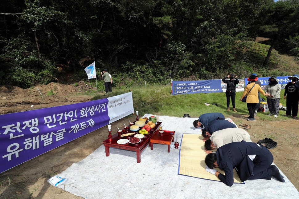 매장터에서 유해발굴에 앞서 개토제가 열리고 있다.. 대전/김봉규 선임기자