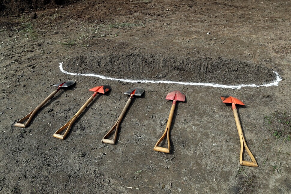 22일 오전 한국전쟁 때 군과 경찰들이 민간인들을 대량 학살하고 매장한 터인 대전 동구 낭월동 골령골에서 유해발굴에 앞서 열린 개토제에 삽이 놓여 있다. 대전/김봉규 선임기자