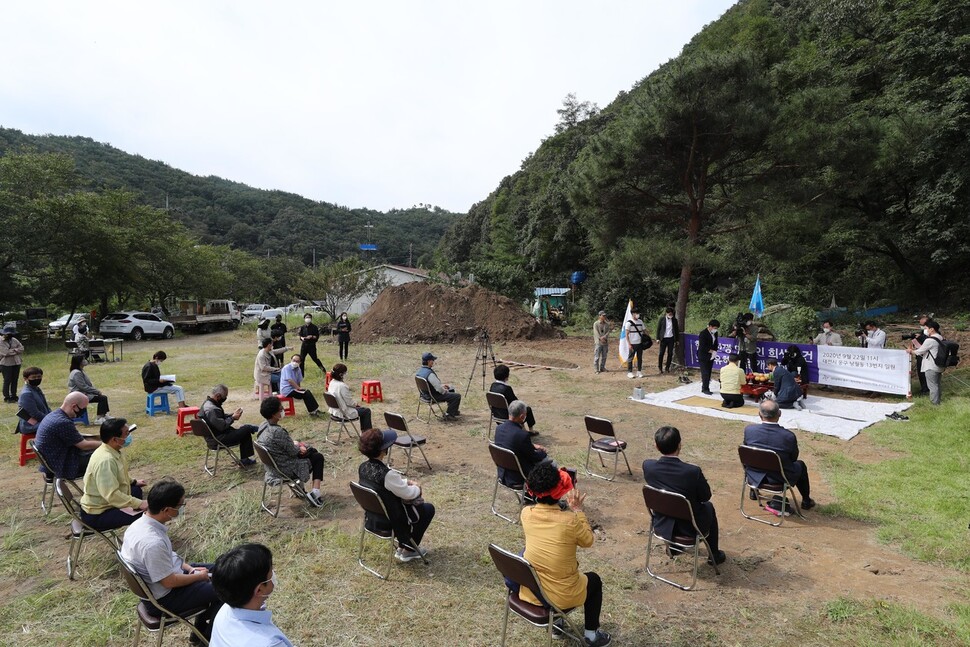 한국전쟁기 민간인학살 유해발굴 공동조사단 주최로 희생자 유가족들과 대전지역 시민단체 회원들이 코로나19로 사회적 거리두기를 유지하며, 유해발굴에 앞서 개토제를 열고 있다. 대전/김봉규 선임기자