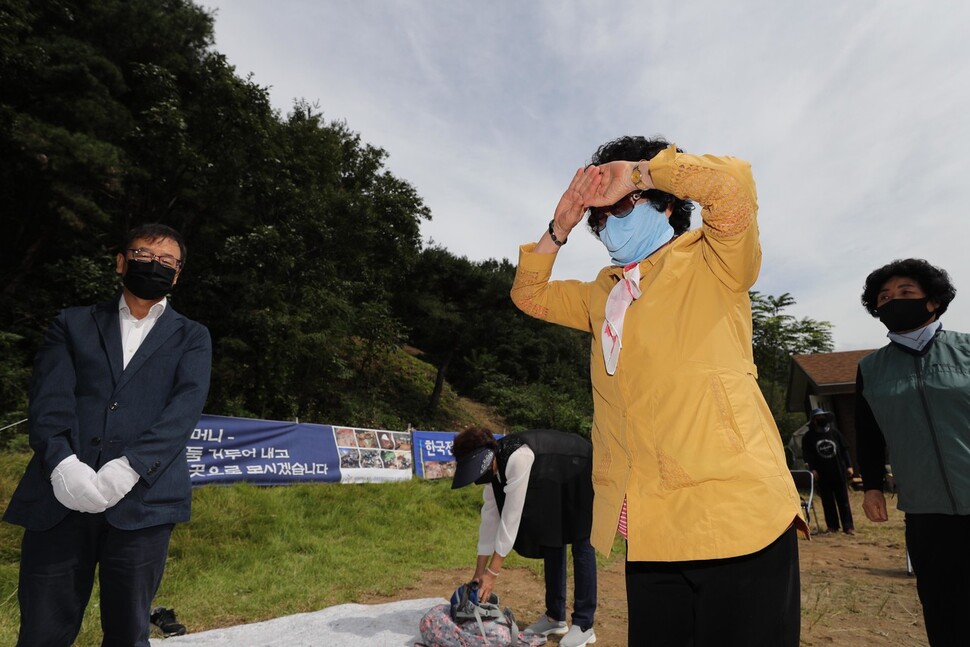 한 희생자 유가족이 개토제에서 절을 올리고 있다. 대전/김봉규 선임기자