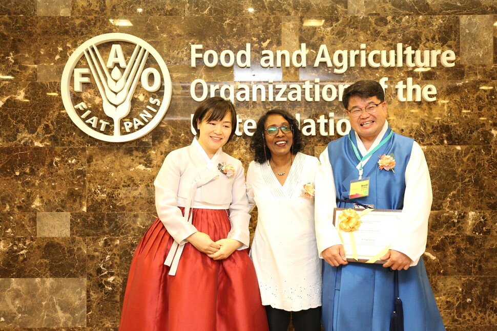 농부과학자 이동현씨는 지난해 9월 유엔식량기구가 주는 모범농민상을 받았다. 태국 방콕에서 상을 받은 뒤 부인과 함께 기념사진을 찍었다. 이동현 제공