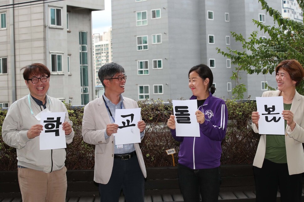 박성식 전국교육공무직노조 정책국장(왼쪽부터), 전경원 강민정 의원실 보좌관, 강미정 정치하는엄마들 활동가, 손균자 <교육희망> 편집실장이 지난 25일 오후 서울 마포구 <한겨레> 사옥에서 학교 돌봄 간담회 전 사진을 찍고 있다. 백소아 기자 thanks@hani.co.kr