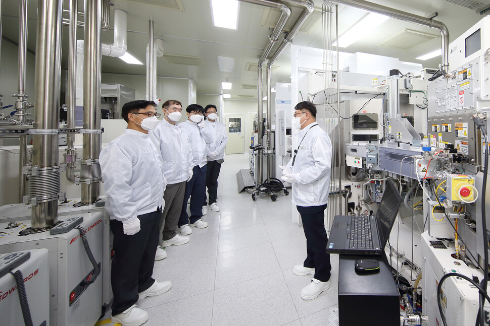 홍상진교수(오른쪽) 가정병선 과학길술정보통신부 제1차관 및 참가자에게 명지대학교 반도체공정진단연구소 시설을 설명하고 있다.
