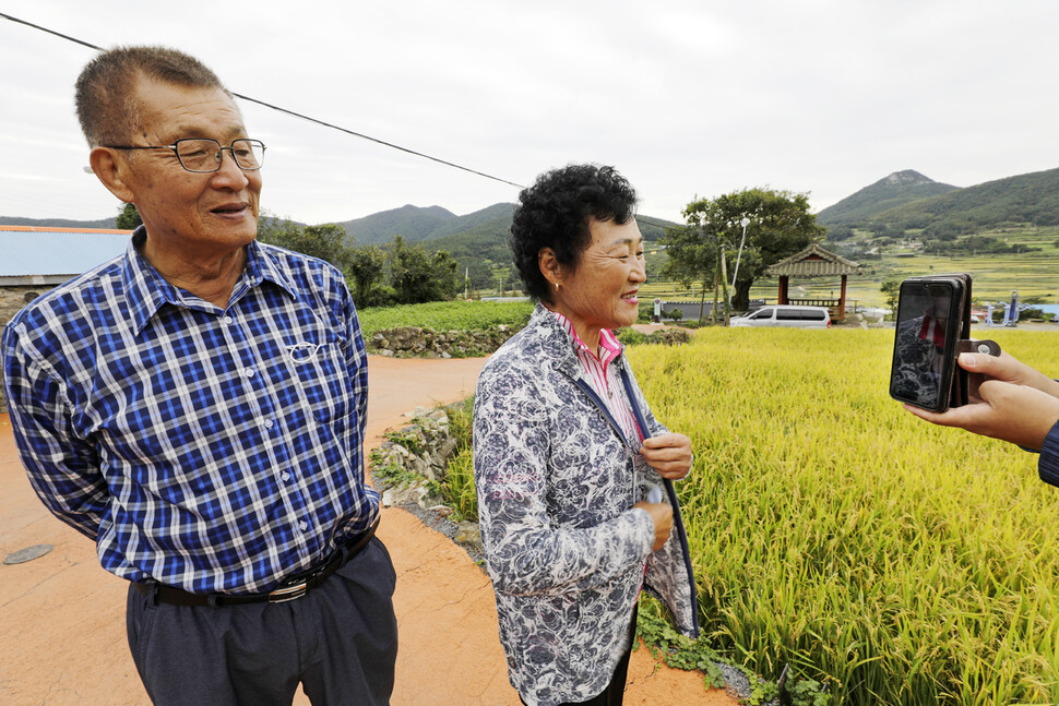 전남 완도군 청산면 양지마을에 사는 김안종(74)·정귀덕(71)씨 부부(위쪽)가 면사무소 직원의 도움을 받아 서울 성북구 정릉동에 살고 있는 딸 오영(49)씨, 사위 박수선(53)씨와 영상통화를 하고 있다. 김씨 부부는 코로나 확산을 우려해 자식들에게 귀성을 만류했다. 완도/김명진 기자 littleprince@hani.co.kr