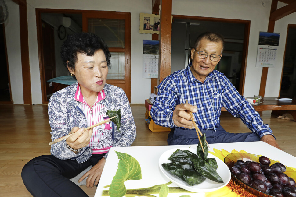 전남 완도군 청산면 양지마을에 사는 김안종(74)·정귀덕(71)씨 부부가 타지역에 살고 있는 자녀들과의 영상통화를 돕기 위해 방문한 면사무소 직원과 함께 송편 등 다과를 함께 하고 있다. 완도/김명진 기자