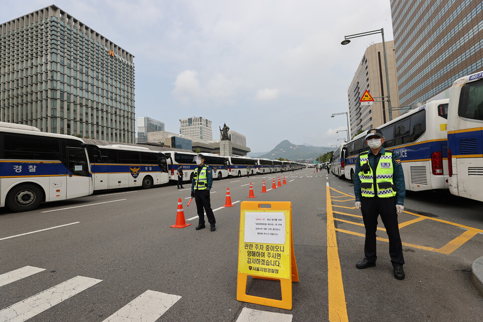 개천절인 3일 오전 서울 종로구 광화문광장 주변의 돌발적인 집회·시위 등을 차단하기 위해 경찰 병력과 버스로 진입로가 통제돼있다. 연합뉴스 개천절인 3일 오전 서울 종로구 광화문광장 주변의 돌발적인 집회·시위 등을 차단하기 위해 경찰 병력과 버스로 진입로가 통제돼있다. 연합뉴스