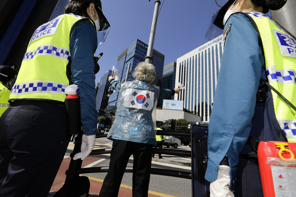 한 보수단체 회원이 9일 오후 서울 종로 보신각 앞에서 태극기를 흔들고 있다. 김명진 기자 littleprince@hani.co.kr