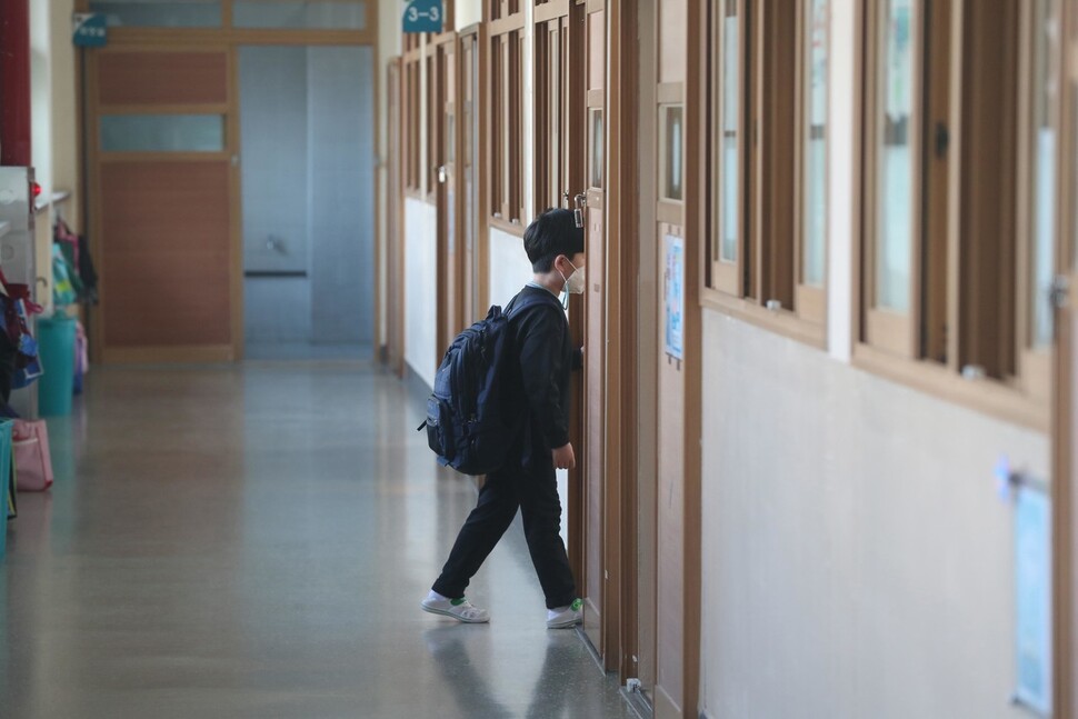 문백초등학교에서 학생이 교실로 향하고 있다. 박종식 기자