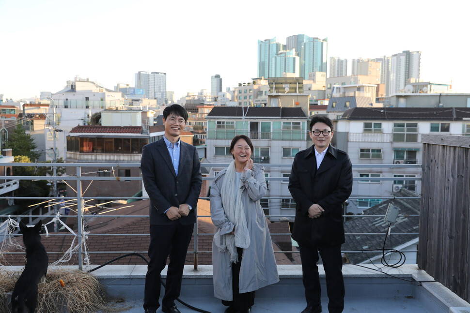 김대옥 한동대 교수 겸 목사(왼쪽부터), 임보라 목사, 이동환 목사가 지난 23일 오후 서울 마포구 성산동 섬돌향린교회에서 차별금지법 등에 대한 한국 기독교 교단의 편협성에 관해 이야기한 뒤 주택가를 배경으로 활짝 웃고 있다. 장철규 선임기자 chang21@hani.co.kr