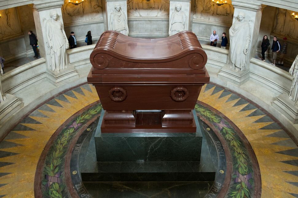 돔 교회 지하 정중앙에 안장돼 있는 나폴레옹 1세의 관. 위키미디어