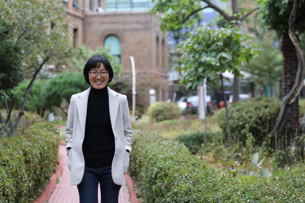 홍은전 작가가 16일 오후 노들장애인야학 근처를 산책하며 야학 교사에서 인권기록활동가와 동물권운동가로 활동 영역을 넓혀온 과정을 이야기하고 있다. 장철규 선임기자 chang21@hani.co.kr