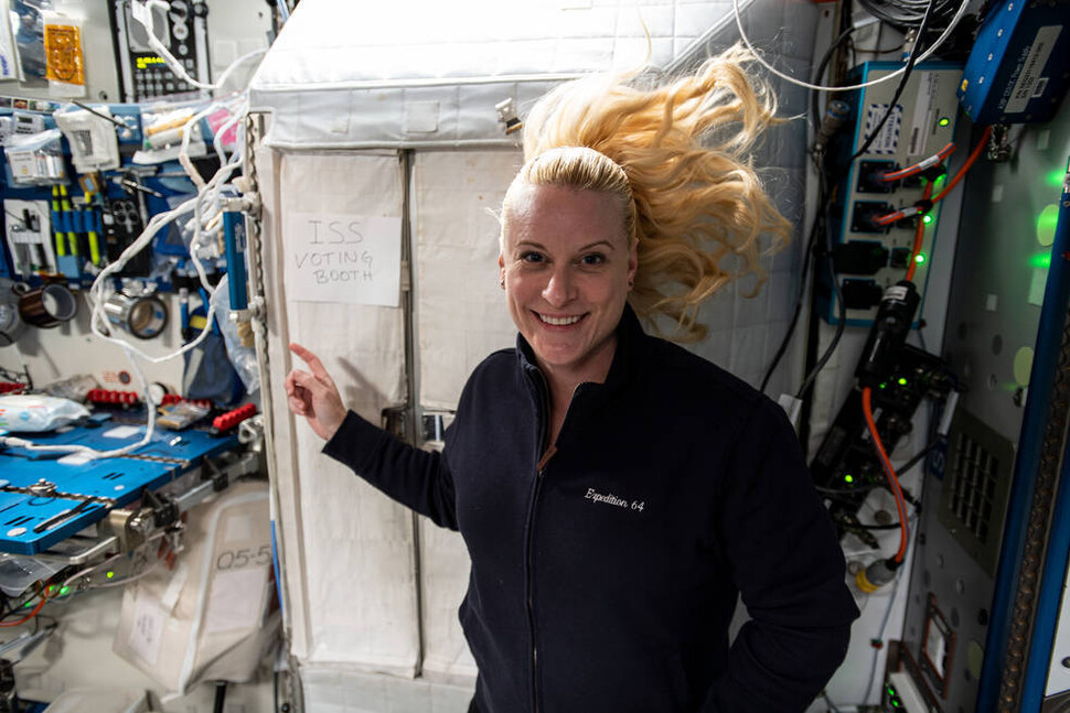 미국 우주비행사 케이트 루빈스가 지난달 국제우주정거장에 임시로 마련한 투표소를 가리키고 있다. 루빈스는 2016년 대선에 이어 두번째 우주투표를 했다. 나사 제공