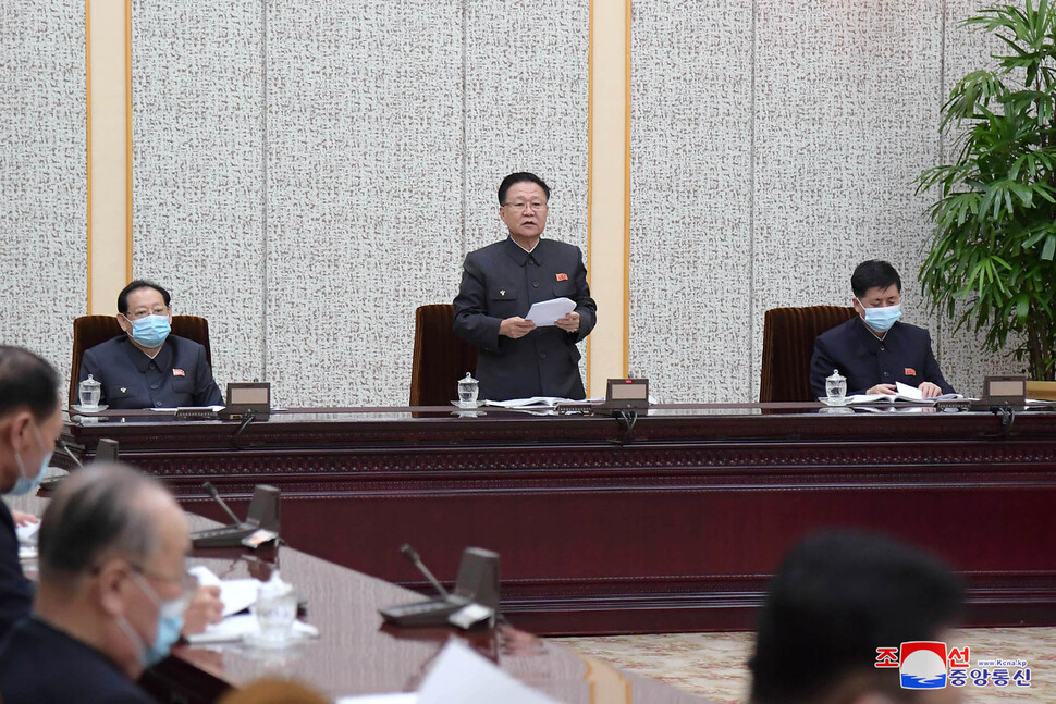 4일 평양 만수대의사당에서 진행된 최고인민회의 상임위원회 제14기 11차 전원회의를 주재하고 있는 최룡해 최고인민회의 상임위원장. <조선중앙통신>, 연합뉴스