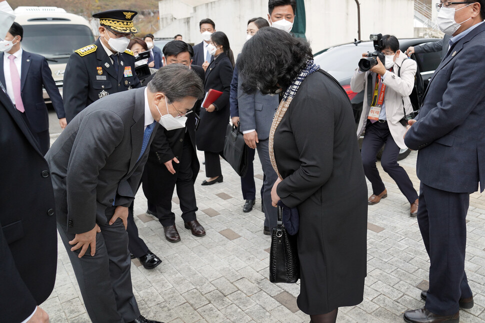 문재인 대통령이 6일 오전 충남 공주시 중앙소방학교 화재진압훈련장에서 열린 제58주년 소방의 날 기념식에 참석해 유가족들을 위로하고 있다. 공주 /청와대사진기자단