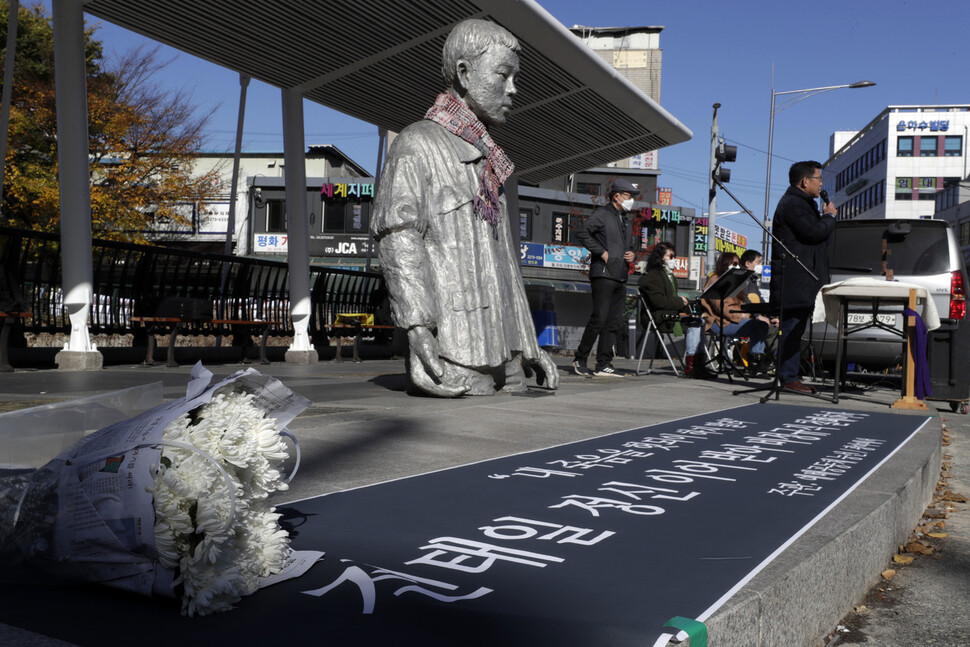 전태일 열사 50주기를 앞두고 8일 오전 서울 종로구 전태일 다리에서 `예배공동체 능선·광야에서' 교인들이 전태일 열사 추모 50주기 거리기도회를 열고 예배를 드리고 있다. 김혜윤 기자