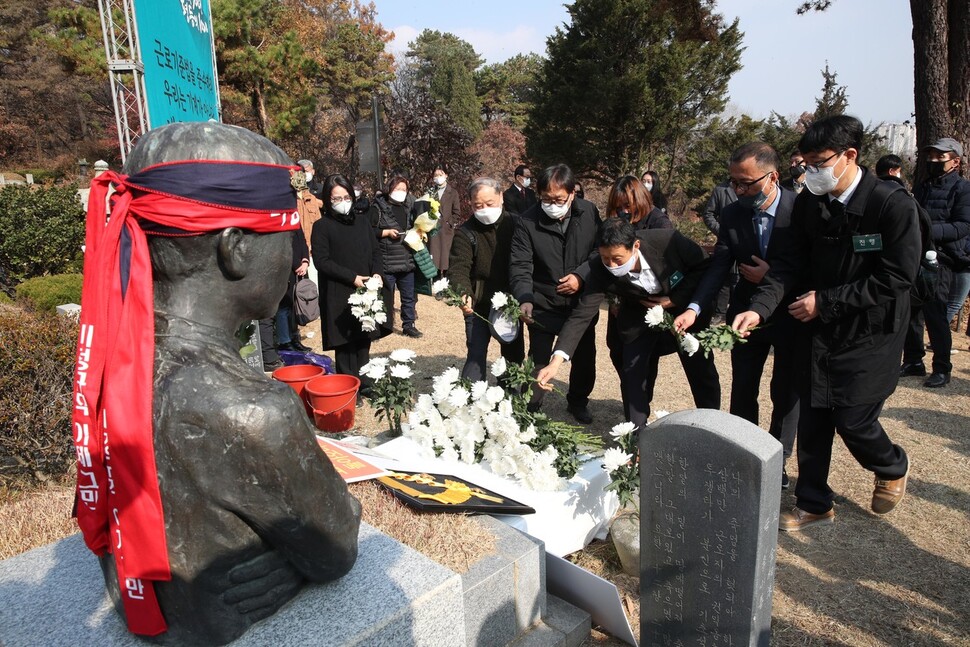 전태일 열사 50주기 추도식에서 참석자들이 헌화하고 있다. 남양주/김봉규 선임기자